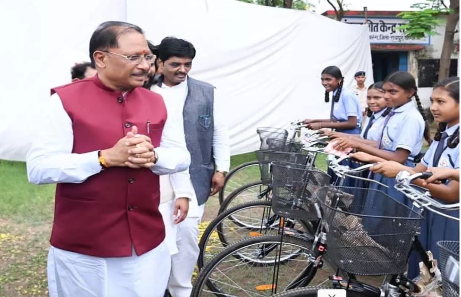 CM साय ने समोदा में छात्राओं को बांटी साइकिल