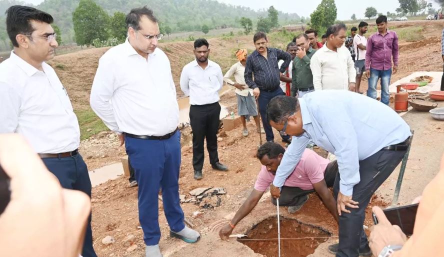 सड़क निर्माण में लापरवाही पर गिरी गाज, सहायक और उप अभियंता तत्काल निलंबित करने के निर्देश