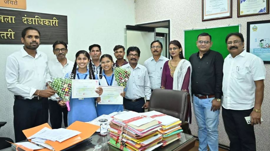 जापान से वैज्ञानिक भ्रमण कर लौटीं धमतरी की दो होनहार बेटियों का कलेक्टर ने किया सम्मान