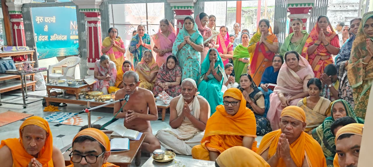 बड़ा मंदिर में गूंजा धार्मिक मंत्र,.... मुनिसंघ के सानिध्य में हो रहा धार्मिक आयोजन
