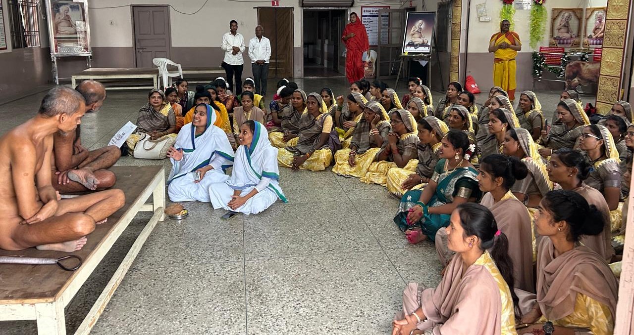 हाथकरघा हस्त शिल्प महिला रोजगार एवं प्रशिक्षण केंद्र की महिलाओं को मिला मुनि श्री आगम सागर जी का सानिध्य