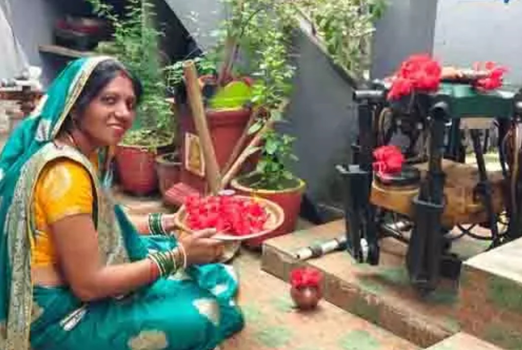 ड्रोन दीदियों ने आधुनिक कृषि यंत्र ड्रोन की पूजा कर चढ़ाया गुड़-चीला और नारियल का भोग