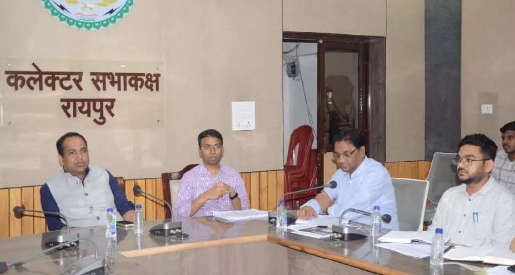 टीकाकरण में पिछड़ने पर कलेक्टर सख्त, अफसरों को दिए सुधार के निर्देश