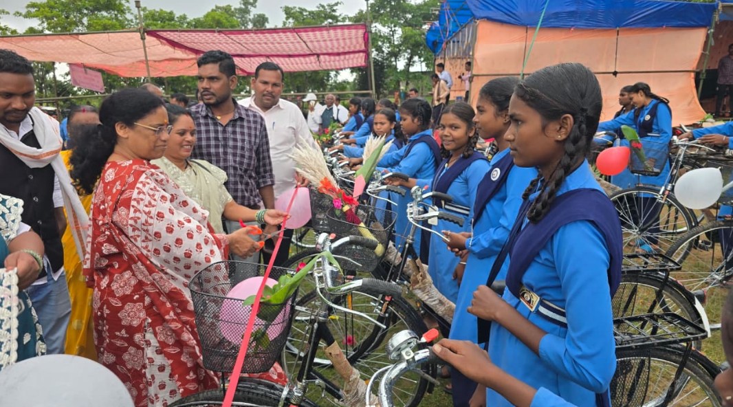 सरस्वती साइकिल योजना अंतर्गत मोहलई में 42 छात्राओं को मिली साइकिल