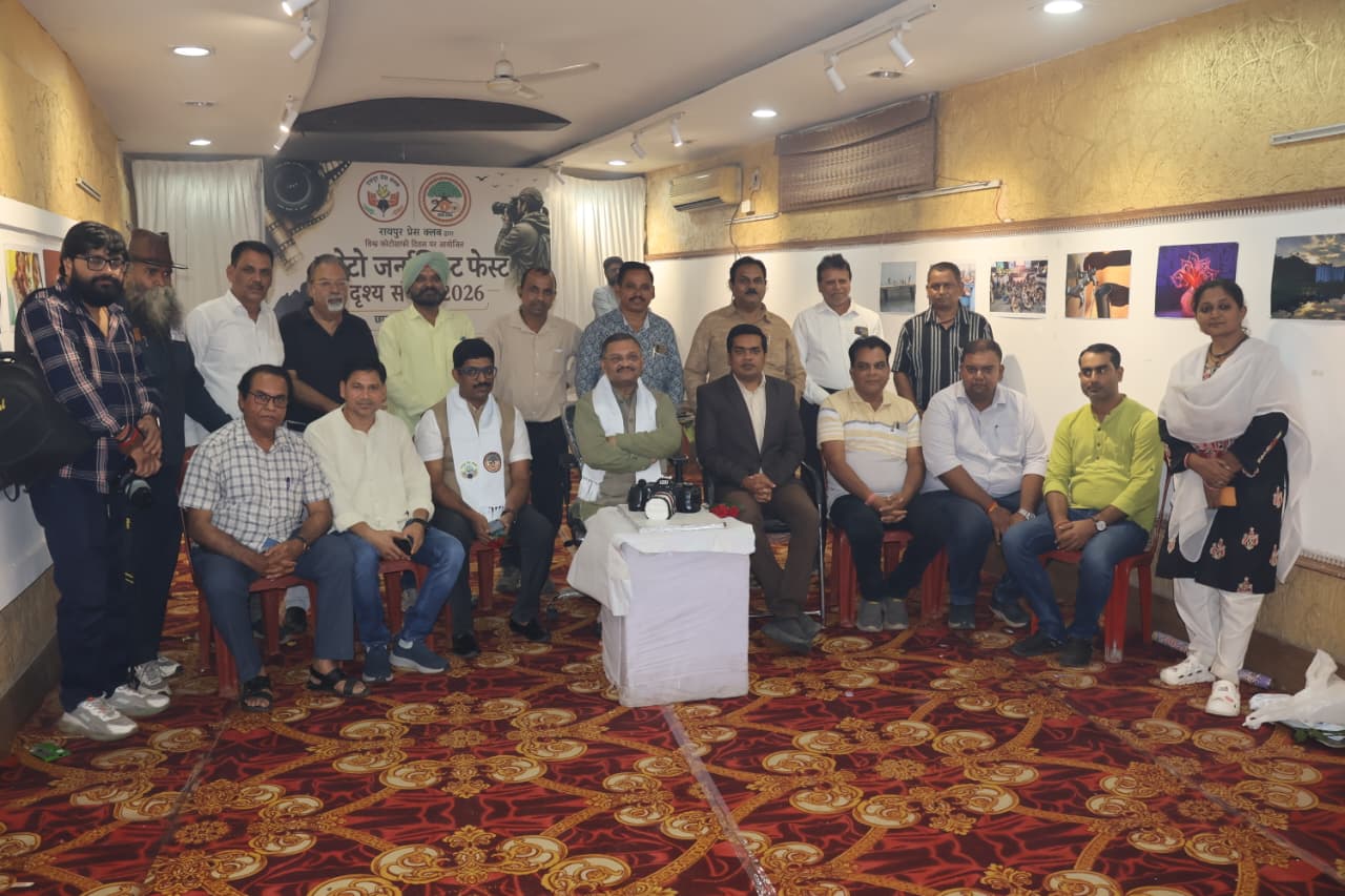 कैमरे के आकार के केक से मनाया विश्व फोटोग्राफी दिवस, तस्वीरों की ताकत को सांसद संतोष पांडे ने सराहा