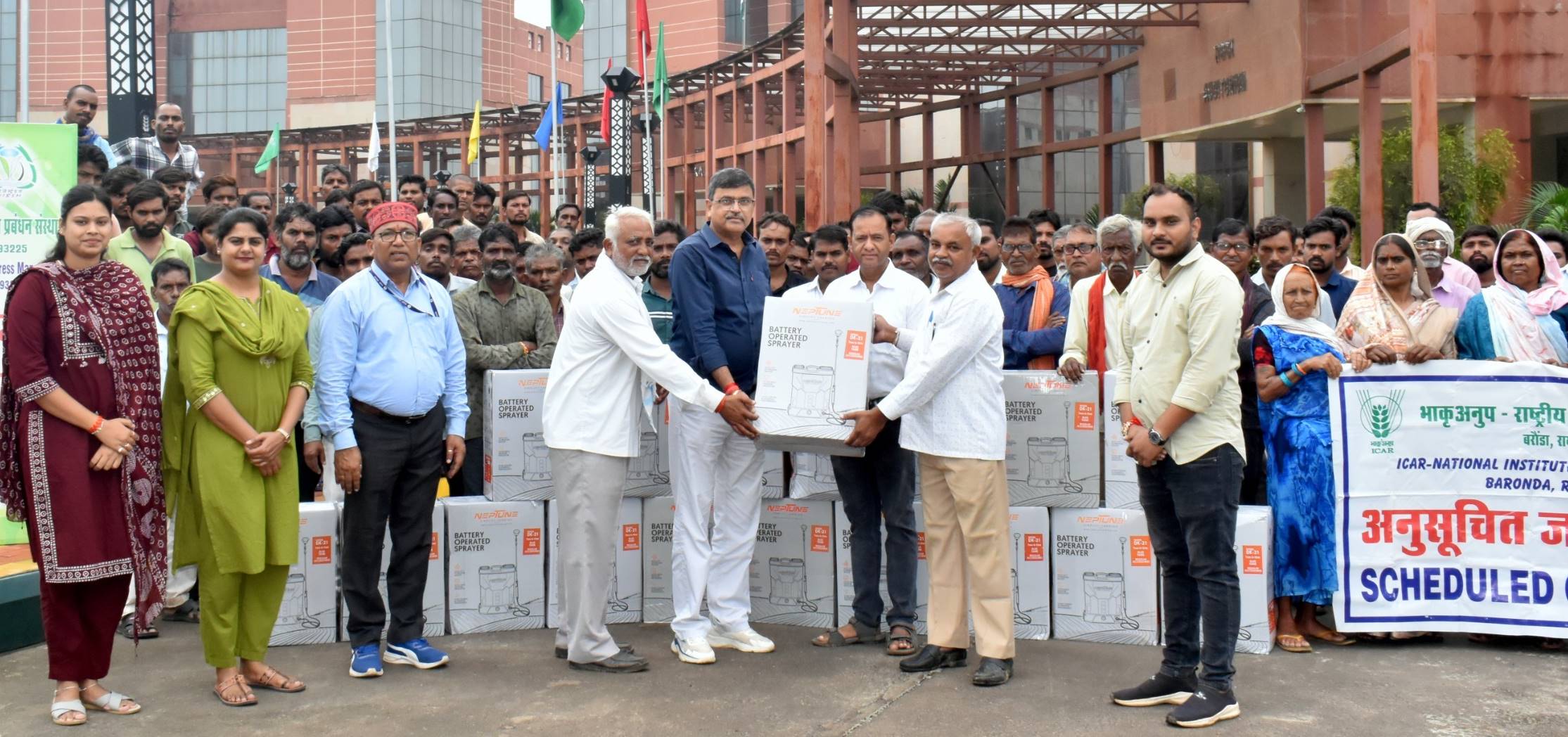 आईसीएआर-एनआईबीएसएम ने किसानों को बांटे 140 पावर स्प्रेयर और सोलर पैनल सेट