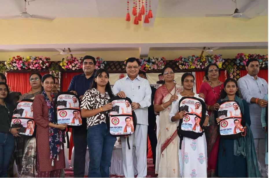 बेटियां जितना पढ़ेंगी, उतना ही सशक्त होगी परिवार, समाज और प्रदेश: लखनलाल देवांगन