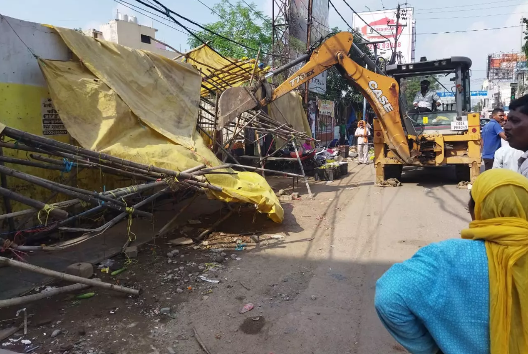 रायपुर में अतिक्रमण पर चला बुलडोजर, 50 से ज्यादा दुकानदारों पर कार्रवाई