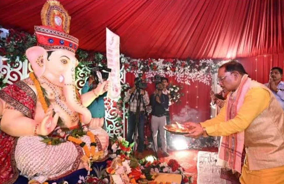 मुख्यमंत्री साय ने परिवारजनों के साथ इस विधि-विधान से की गणपति की स्थापना और पूजा-अर्चना&hellip;