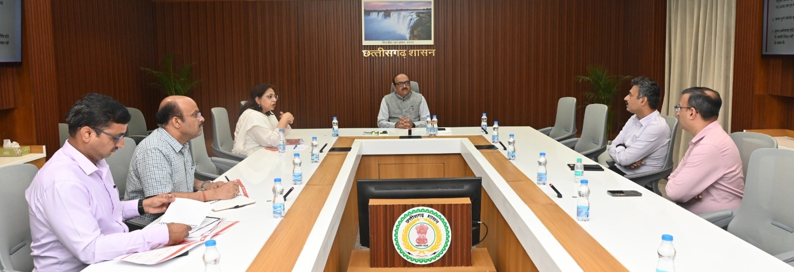 मुख्य सचिव ने की कल्याणकारी योजनाओं के शत-प्रतिशत क्रियान्वयन की समीक्षा