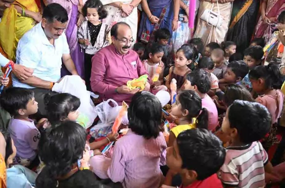 "बच्चों के अंदर अपना बचपना ढूंढता हूं..." जमीन पर बैठकर बच्चों संग खेले अरुण साव