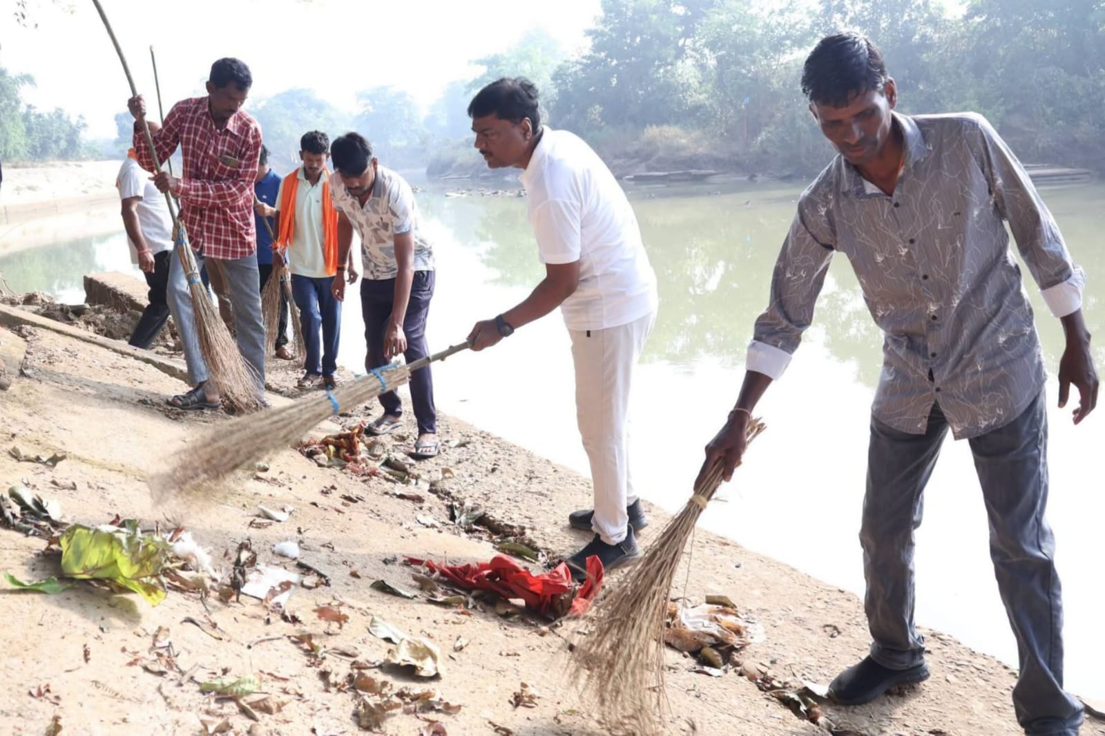 रामपुर आश्रम में जनभागीदारी से चला सेवा संकल्प के साथ स्वच्छता  अभियान