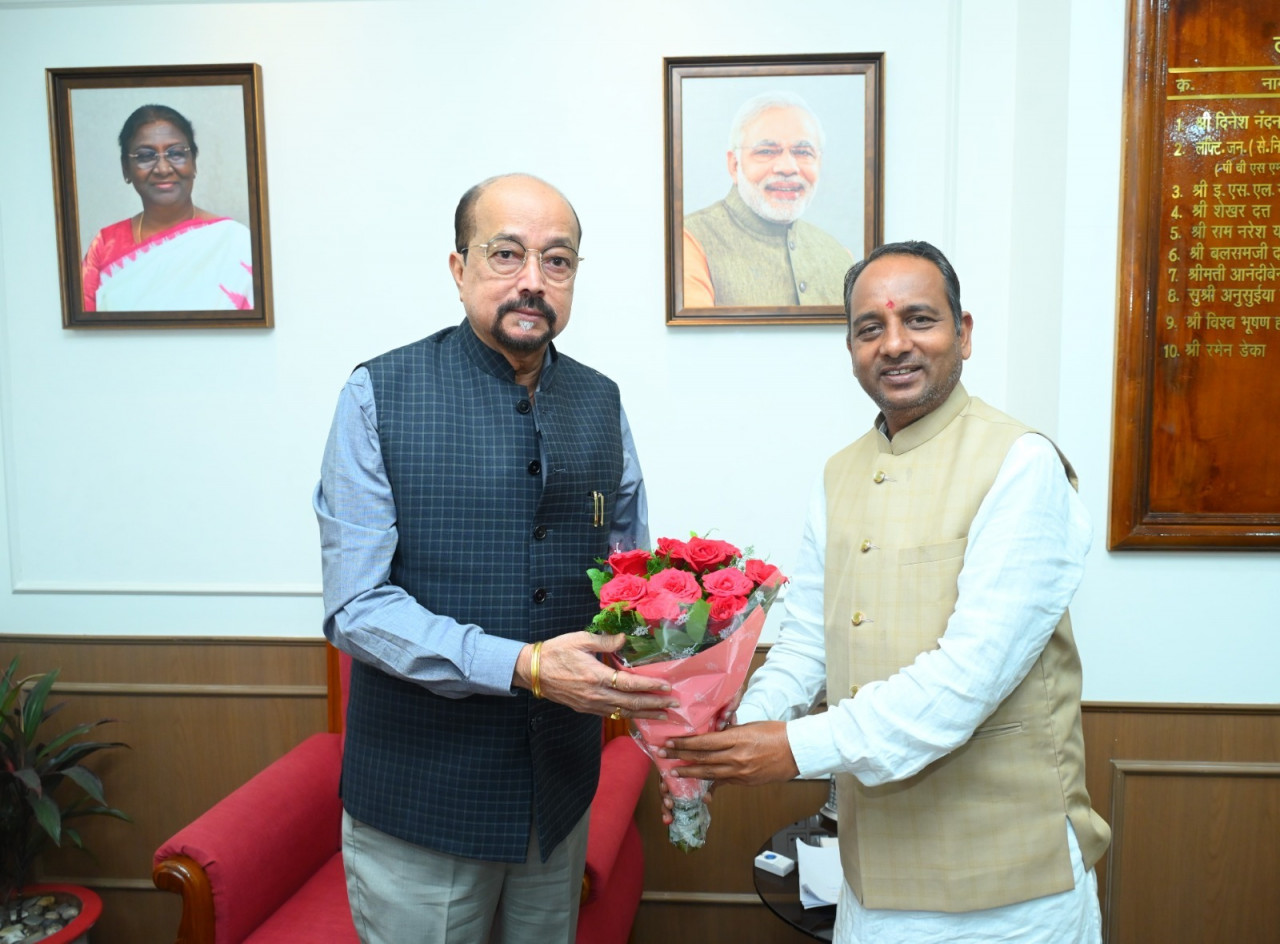 राज्यपाल  डेका से छत्तीसगढ़ रेड क्रॉस समिति के अध्यक्ष ने की सौजन्य भेंट