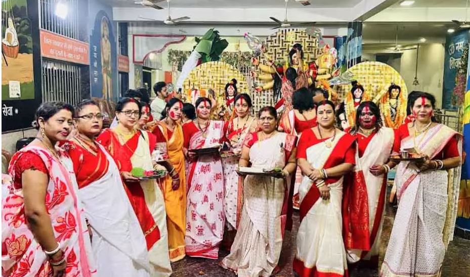 सुहागिनों ने सिंदूर खेलकर माँ दुर्गा को दी विदाई