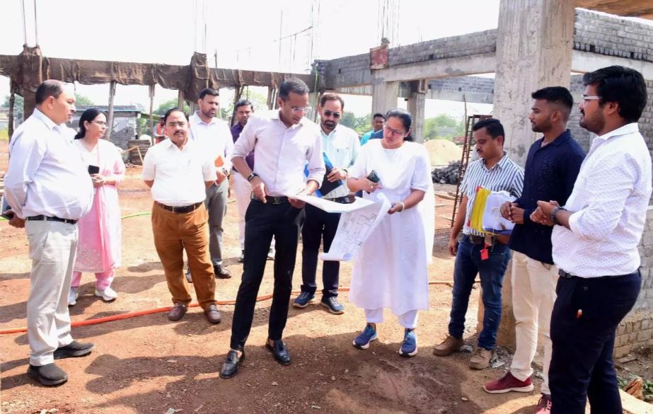 PWD सचिव ने सड़कों, पुलों, कॉलेज भवन और विश्राम गृह का किया निरीक्षण