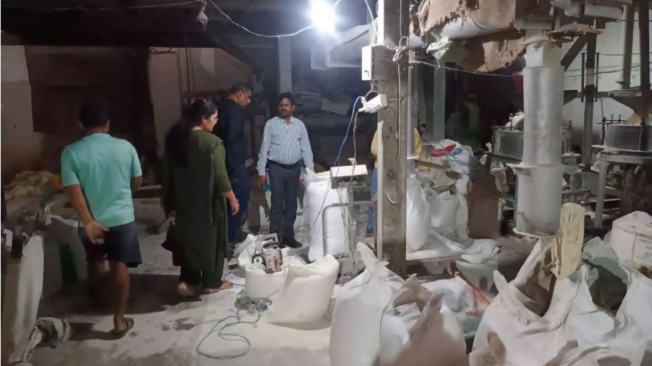 त्योहारी सीजन में खाद्य सुरक्षा विभाग की सख्त कार्रवाई, खाद्य प्रतिष्ठानों का सघन निरीक्षण