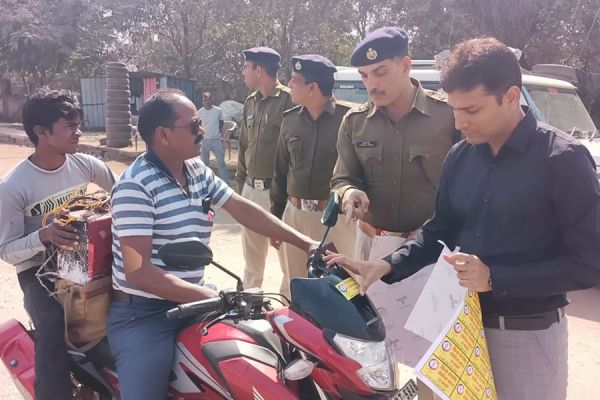 सड़क हादसा रोकने रायपुर पुलिस ने चलाया अब स्टीकर अभियान