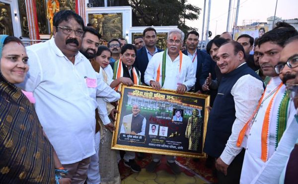  आरंग में इंदिरा गांधी की आदमकद प्रतिमा का किया अनावरण