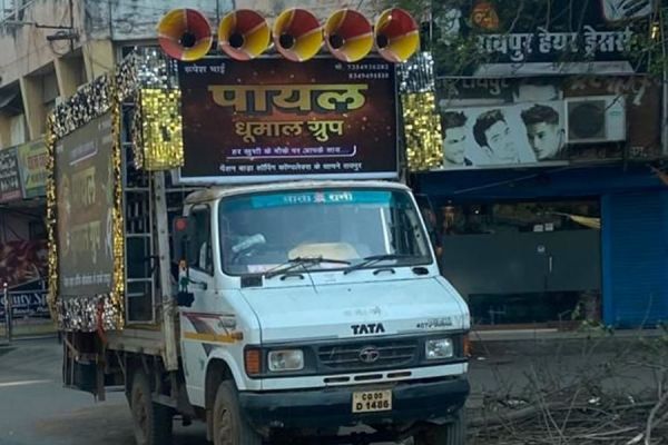 मालवाहक में बाडी से बाहर निकालकर बांधे थे डीजे बाक्स, 20-20 हजार की नोटिस