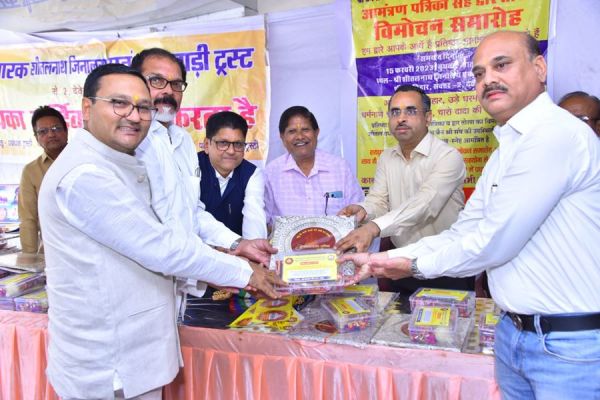  दादाबाड़ी प्रतिष्ठा महोत्सव के लिए घर-घर हो रहा तोरण और मंगल पत्रिका का वितरण