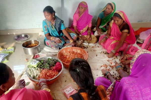 होली पर्व को खुशनुमा बनाने में जुटी छत्तीसगढ़ की महिलाएं... फलों और फूलों के मिश्रण बना रहीं खास उत्पाद... सेहत चाहते हैं तो खरीदने से ना चूके