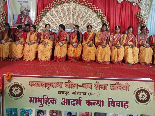 रूक्खड़नाथ बोलबम सेवा समिति ने कराया  दूधाधारी मठ के सत्संग भवन में 14  निर्धन कन्याओं का विवाह