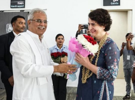 प्रियंका के स्वागत में सड़कों पर बिछाए गए गुलाब के फूल... राष्ट्रीय अधिवेशन में आज दूसरे दिन पहुंची पार्टी महासचिव... सीएम बघेल ने की अगुवाई
