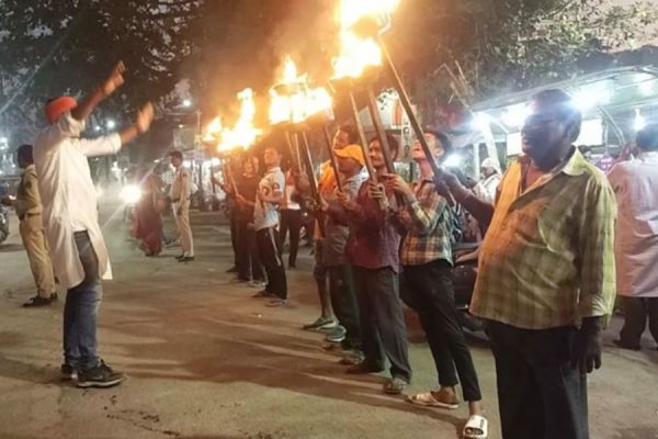  तालाब को बचाने यहां के लोगों ने मशाल जलाकर बनाई मानव श्रृंखला