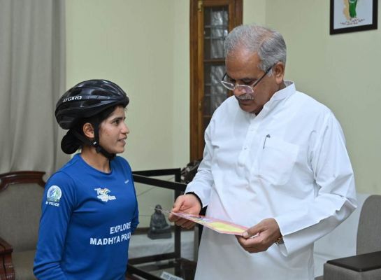  Solo Cyclist: 25 हजार किमी की यात्रा पर निकली आशा के जज्बे को सीएम ने किया सलाम, दी शुभकामनाएं