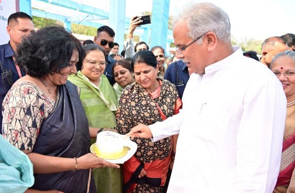 सीएम बघेल पहुंचे मिलेट कैफे... ज्वार से बना केक काटा... महिलाओं का बढ़ाया हौसला