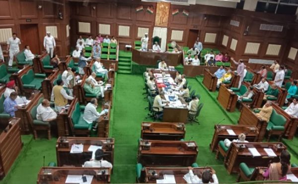 सत्तापक्ष के विधायक ने फिर सरकार को घेरा... सदन में कहा, यह भ्रष्टाचार नहीं तो और क्या...? अंग्रेजी में संवाद पर तल्ख हुए स्पीकर