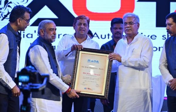 ऑटो एक्सपो में शामिल हुए सीएम बघेल... सरकार दे रही टैक्स में 50 फीसदी की छूट... राडा ने व्यक्त किया आभार