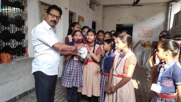 थैलियों को कचरे  की जगह प्लास्टिक की बोतल में डालना उचित, जानवर नहीं खाएंगे प्लास्टिक