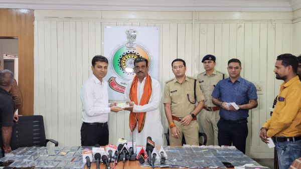  Proud of Raipur Police: मोबाइल गुम होने की शिकायत को भी लिया गंभीरता से, 151 नग मोबाइल खोजकर लोगों को लौटाए