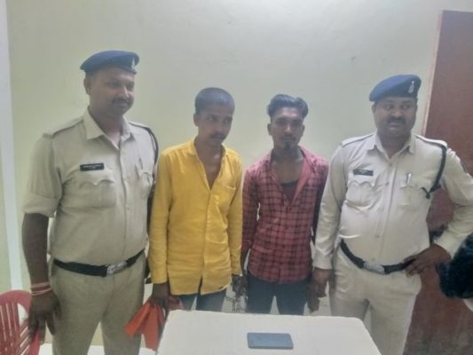  भीड़ का फायदा उठाकर मोबाइल चोरी करने वाले दो गिरफ्तार