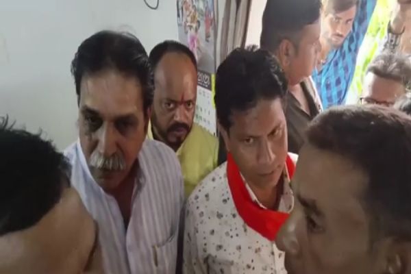 सीएम के कार्यक्रम से पहले... भाजपा पार्षदों को पुलिस ने चौकी में बिठाया... पूर्व मंत्री के साथ जमकर बहस