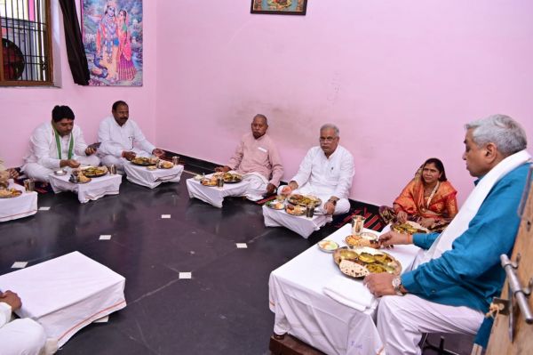 मुख्यमंत्री ने बोरियाखुर्द के मोहन साहू के घर लिया स्वादिष्ट छत्तीसगढ़ी भोजन का स्वाद 
