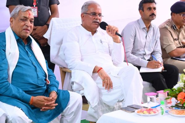 रायपुर ग्रामीण के दौरे पर सीएम डॉ. भूपेश... बिरगांव के ट्रांसपोर्ट नगर में डॉ. खूबचंद की मूर्ति स्थापना के निर्देश... सामाजिक संगठनों को जमीन देने की घोषणा 