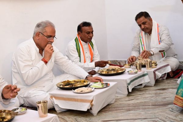 मुख्यमंत्री ने मठपारा निवासी राजू नायक के घर पर लिया स्वादिष्ट छत्तीसगढ़ी भोजन का आनंद 