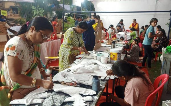 उत्साह के साथ युवा, बच्चे और बुजुर्ग ले रहे हैं पारंपरिक शिल्प कलाओं का प्रशिक्षण
