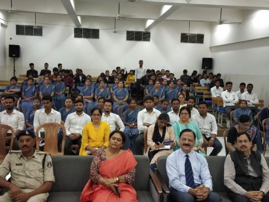 सड़क हादसों में हो रही मौतों को रोकने दिशा कॉलेज के छात्र-छात्राओं को बताए गए यातायात नियम