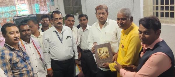 वन मंत्री मोहम्मद अकबर को भेंट की गई डिजिटल श्रीमद् भगवद्गीता, सेंसर के जरिए बोलती है, जानिए इसकी खासियत