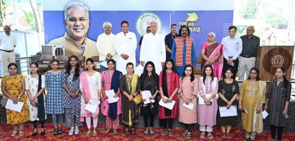 कका हे तो आस हे, न्याय के विश्वास हे... कविता के साथ जूनियर इंजीनियरों ने प्रकट किया... मुख्यमंत्री बघेल के प्रति आभार