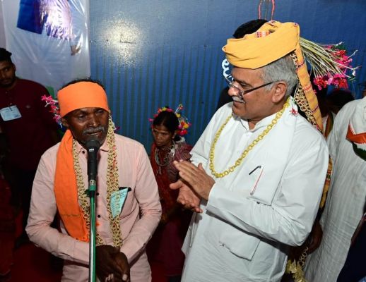 बैगा परिवार के लोगों ने भेंट मुलाकात में छत्तीसगढ़ सरकार की नीतियों की तारीफ की
