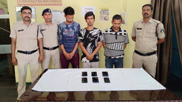 रास्ते चलते लोगों से मोबाईल पर्स इत्यादि लूटने वाले चार आरोपी गिरफ्तार, घूम घूमकर वारदात को देते थे अंजाम