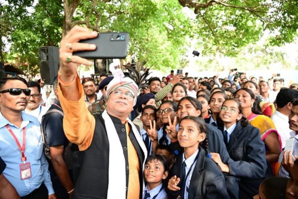 मुख्यमंत्री ने फिर कहा... हेलीकॉप्टर तैयार है भाई... 10वीं और 12वीं के टॉपर्स करेंगे राइड