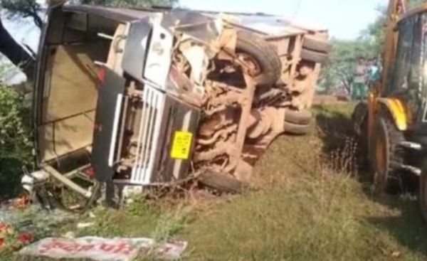 चौथिया से लौट रही बस नाले के पाल पलटी, बस में सवार थे करीब 60 लोग