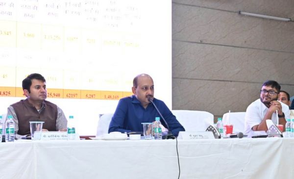 पंचायत एवं ग्रामीण विकास विभाग के अपर मुख्य सचिव ने की विभागीय योजनाओं की समीक्षा