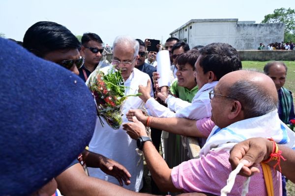 भेंट-मुलाकात  में मुख्यमंत्री भूपेश बघेल पहुंचे बेलतरा  विधानसभा, हेलीपैड पर हुआ जोरदार स्वागत