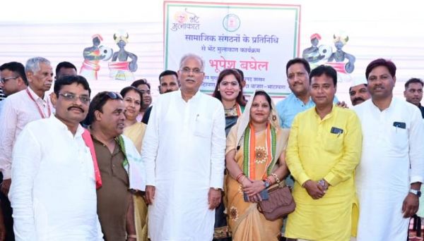  मुख्यमंत्री ने सिंगारपुर में की सामाजिक संगठनों के प्रतिनिधियों से भेंट-मुलाकात